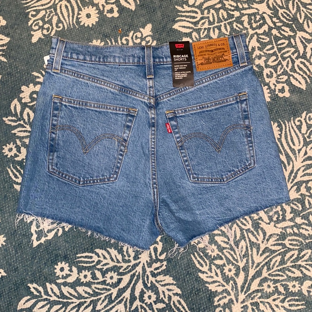 NWT Levi’s Ribcage Shorts Size 28